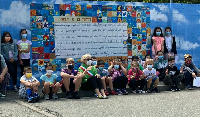 Inaugurato a Gavirate il murales "Il cielo è di tutti" realizzato dai bambini delle elementari