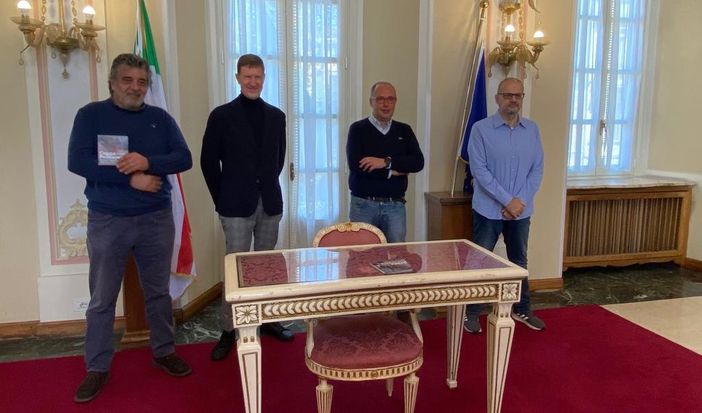 L'assessore allo Sport, Stefano Malerba, il dottor Maurizio Lombardo, Stefano Amirante e Roberto Verdelli alla presentazione in Comune della Coppa Primavera