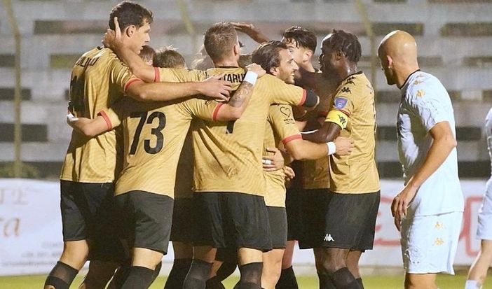 Il Sant'Angelo festeggia, i biancorossi stanno a guardare (foto tratta dalla pagina Facebook ufficiale del club lodigiano) Il Sant'Angelo festeggia, i biancorossi stanno a guardare (foto tratta dalla pagina Facebook ufficiale del club lodigiano)