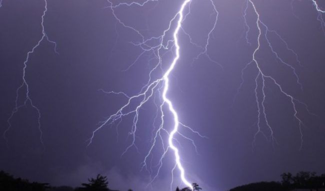 Dopo il vento e i fulmini di ieri, oggi ci attendono altri temporali. Minima della notte sotto i 20 gradi Dopo il vento e i fulmini di ieri, oggi ci attendono altri temporali. Minima della notte sotto i 20 gradi