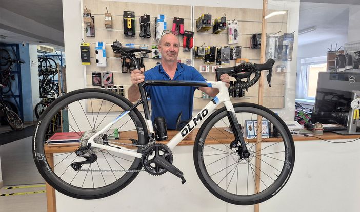 Angelo Zoccarato, il “Zocca”, classe 1964 nel suo “Zocca Cicli” in via Giovanni Amendola 5 a Masnago