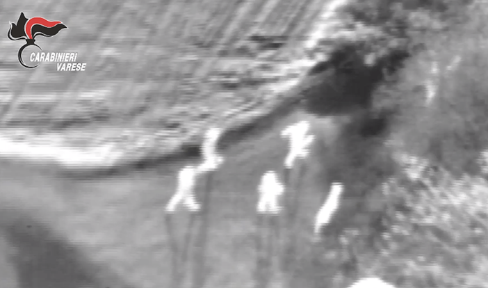 Le immagini notturne del blitz dei carabinieri di Saronno