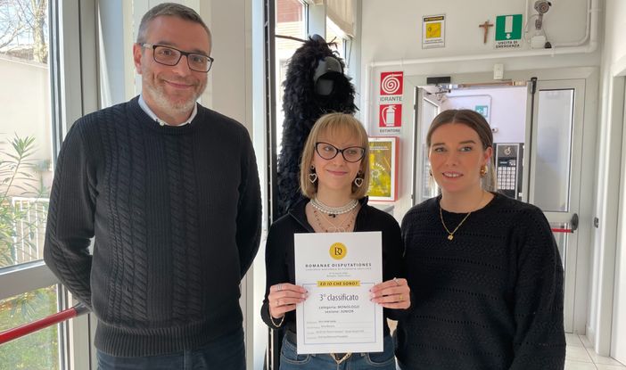 La studentessa Nina Besana mostra l’attestato del concorso di filosofia fra il preside Luigi Iannotta e la docente Eleonora Prevedello