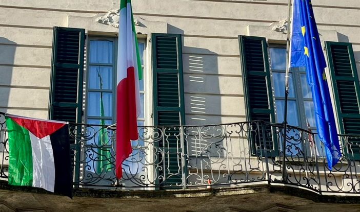 La bandiera palestinese appesa sulla balconata di Palazzo Estense La bandiera palestinese appesa sulla balconata di Palazzo Estense
