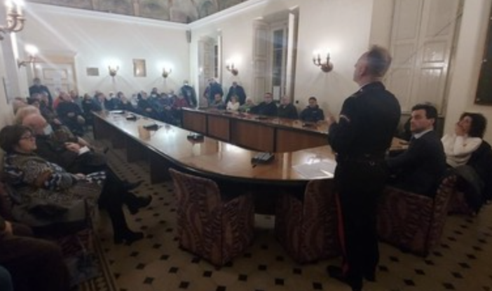 Truffe agli anziani, a Besnate i carabinieri incontrano i cittadini in nome della prevenzione