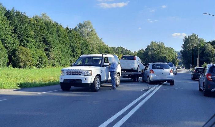 Varese, scontro sulla Provinciale a Capolago: quattro persone coinvolte, una è grave