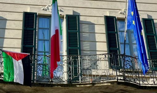 La bandiera palestinese esposta al balcone di Palazzo Estense La bandiera palestinese esposta al balcone di Palazzo Estense