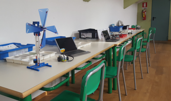 Un'aula della scuola primaria di Carnago in una foto tratta dal sito web dell'istituto comprensivo Galvaligi Un'aula della scuola primaria di Carnago in una foto tratta dal sito web dell'istituto comprensivo Galvaligi