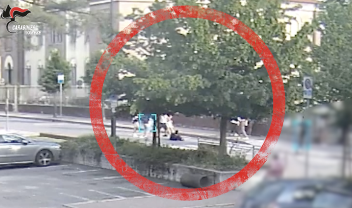 VIDEO. Padre e figlio pestati brutalmente davanti a una palestra a Somma: arrestati tre ragazzi di Gallarate, Sumirago e Cassano