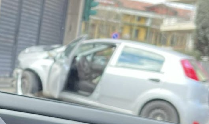 L'auto finita contro la saracinesca in via Varese (foto da un lettore) L'auto finita contro la saracinesca in via Varese (foto da un lettore)