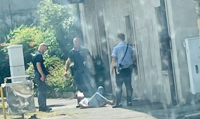 Busto, momenti di caos in strada: uomo esagitato bloccato da Polizia e vigili