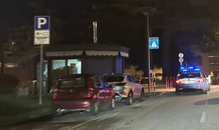 Le Volanti della polizia dopo l'accoltellamento in piazza Repubblica Le Volanti della polizia dopo l'accoltellamento in piazza Repubblica