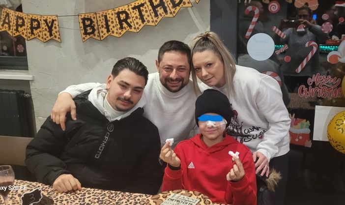 Denise con i genitori e il fratello (foto tratta da GoFundMe)