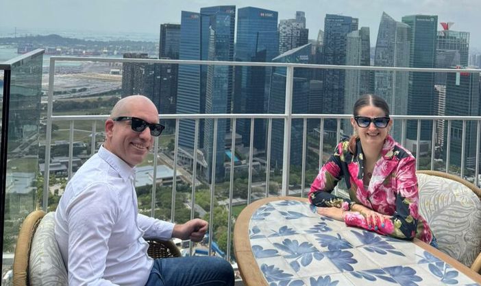 Il viaggio oltre ogni barriera di Elena Travaini e Roberto Lachin negli Emirati Arabi Uniti e a Singapore