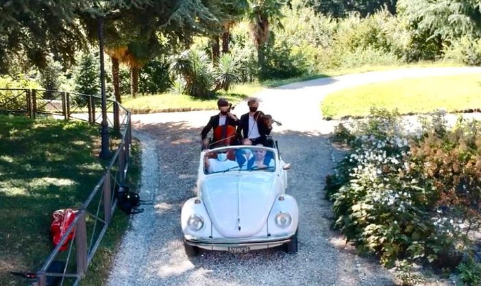 Skizzo e gli SdueT arrivano in maggiolino suonando violino e violoncello a Villa Mirabello