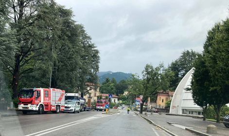 Mezzo di cantiere si ribalta in viale Aguggiari, intervengono i vigili del fuoco