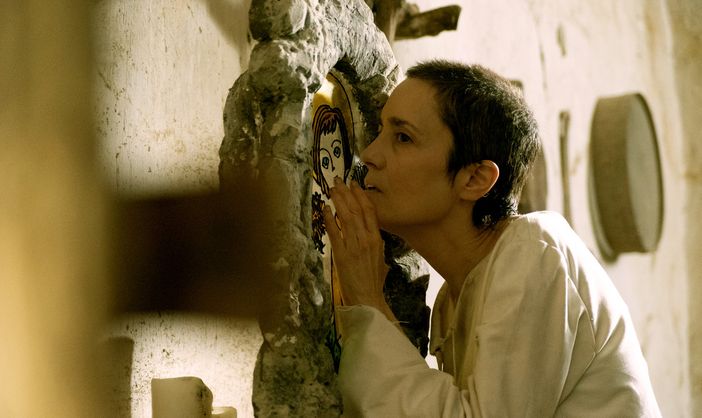 Coralina Cataldi Tassoni in Astrid’s Saints. Sotto, il regista Mariano Baino