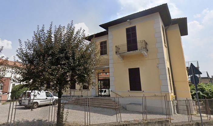 La De Amicis di Arcisate (foto da Google Street View) La De Amicis di Arcisate (foto da Google Street View)