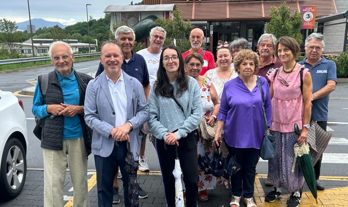 Un gruppo di firmatari della petizione per la sicurezza a Fignano con i consiglieri di minoranza Gianni Lucchina e Beatrice Bisanti