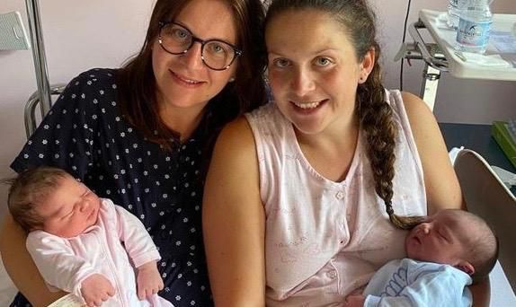 LA STORIA. Francesca e Silvia, sorelle felici: partoriscono a 4 ore di distanza nello stesso ospedale LA STORIA. Francesca e Silvia, sorelle felici: partoriscono a 4 ore di distanza nello stesso ospedale