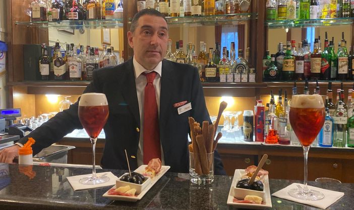 Marco Olivieri, esperto barman da vent'anni al Palace, con due "Sbagliatissimi" al bancone del bar interno