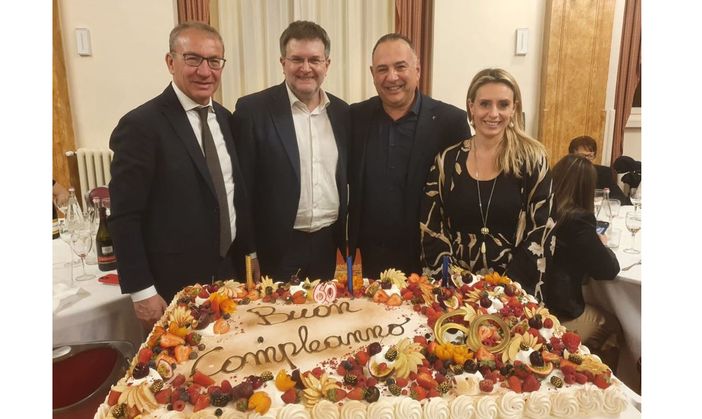 Quanto affetto per il candidato, anzi il festeggiato Marco Colombo: «Farai un grande risultato»