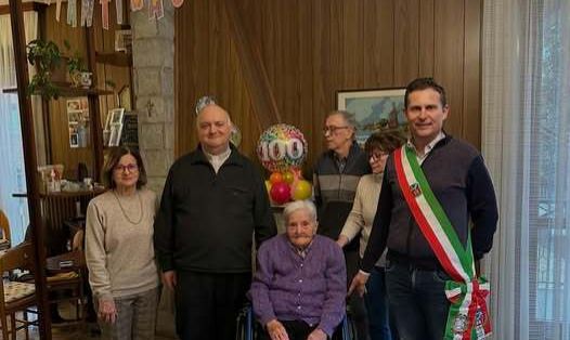 I festeggiamenti per i 100 anni della signora Teresa Cremona (foto dalla pagina Facebook del sindaco Premazzi)