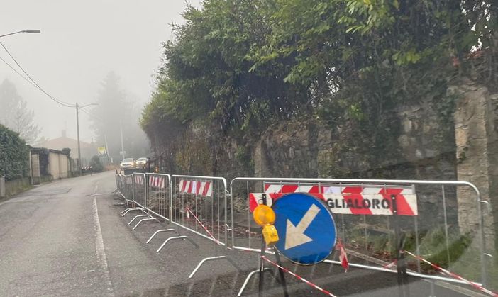 LA LETTERA - «Cosa aspettano a rimuovere la frana in via Campigli, un incidente?»