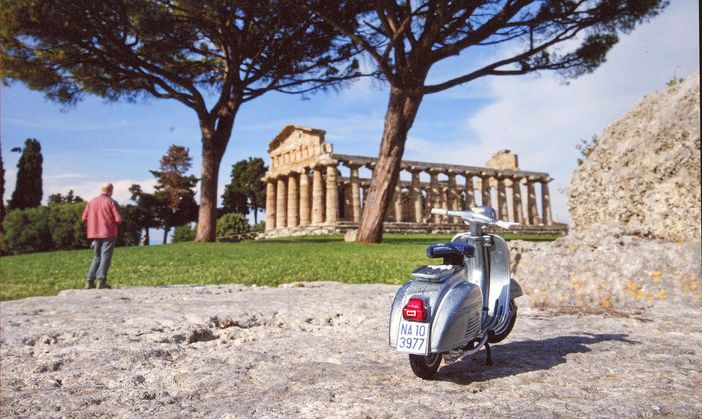 La Vespa davanti alle rovine di Paestum e, là sullo sfondo, Alberto Bortoluzzi di spalle