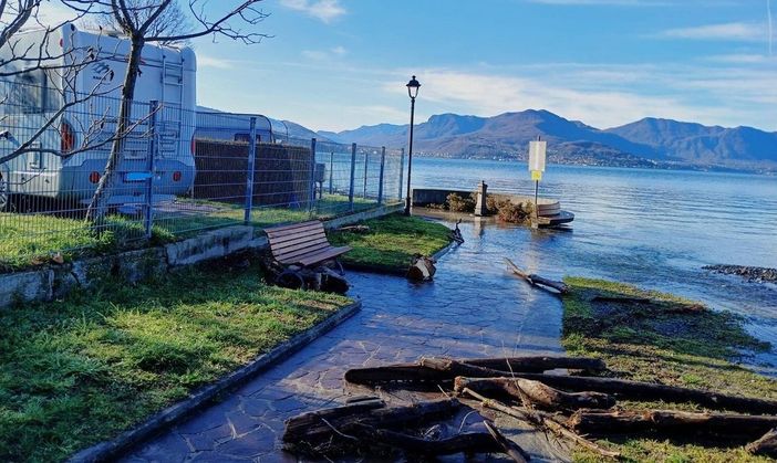 Il lago esondato a Maccagno con Pino e Veddasca (foto dalla pagina Facebook di Impegno Civico) Il lago esondato a Maccagno con Pino e Veddasca (foto dalla pagina Facebook di Impegno Civico)