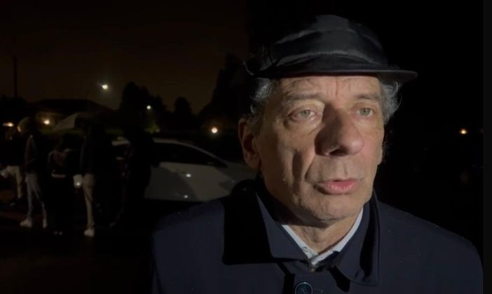 Il sindaco di Samarate, Alessandro Ferrazzi, sul luogo del femminicidio