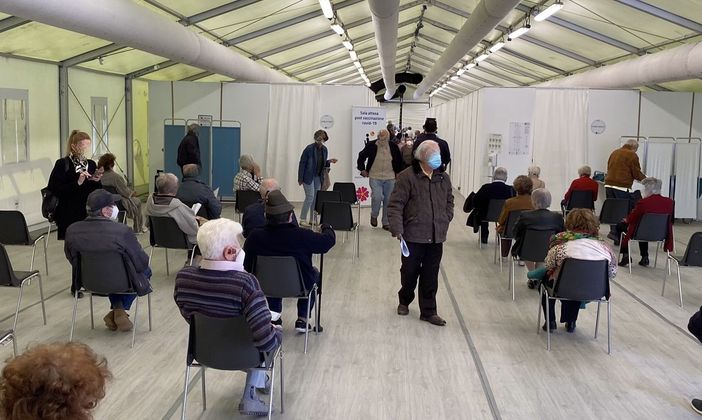 AstraZeneca "consigliato" agli over 60? Ecco cosa succede per le vaccinazioni in provincia di Varese