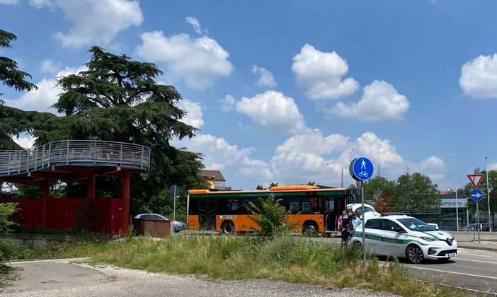 Scontro tra una moto e un pullman sui 5 ponti di Busto Arsizio