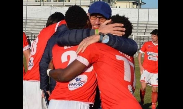 L'abbraccio più forte e bello: Ezio Rossi con Mamah e Otelè, autore del gol vittoria a Legnano su assist del primo. Entrambi neoentrati, entrambi partivano da "ultimi" e possono essere primi