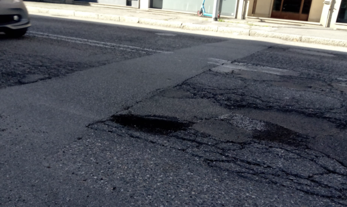 Lega, premio “Asfaltami oggi”: via Daverio è la strada messa peggio di Varese. «Ma tutta la città è pesantemente trascurata»