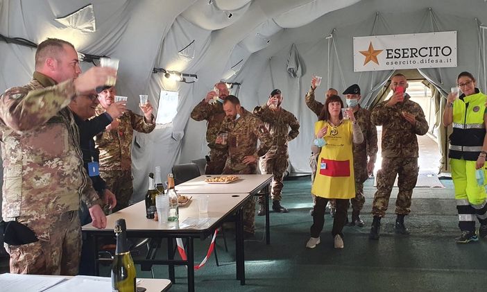 Ultime ore di attività al centro vaccinale della Schiranna: il brindisi dei volontari con i militari