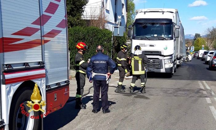 Camion urta un ostacolo e rompe il serbatoio: in campo i vigili del fuoco per la bonifica