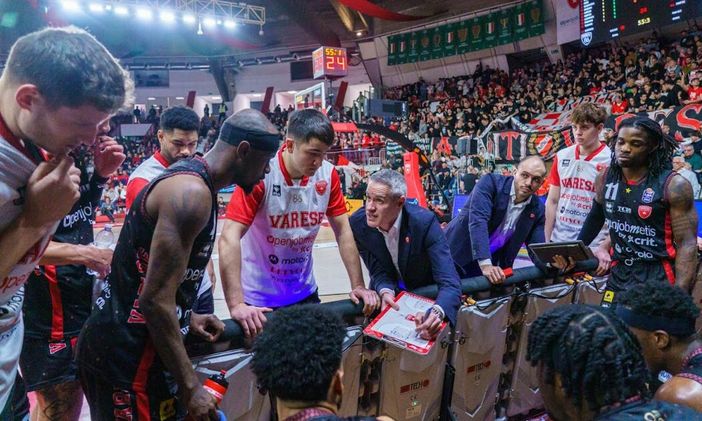La Openjobmetis attorno a coach Kastritis durante un timeout (foto Fabio Averna) La Openjobmetis attorno a coach Kastritis durante un timeout (foto Fabio Averna)