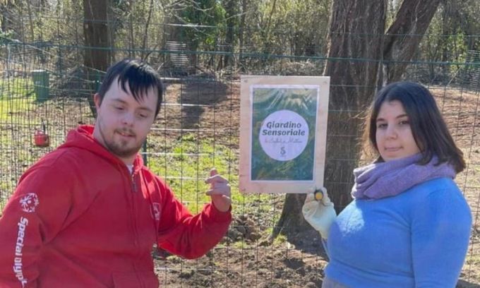 Isabel e Matteo pronti all'inaugurazione dell'orto