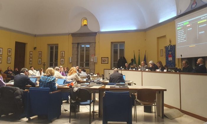 In Consiglio via libera al Taser e “no” alla mozione anti-alcol. Il Pd: «Propaganda» In Consiglio via libera al Taser e “no” alla mozione anti-alcol. Il Pd: «Propaganda»