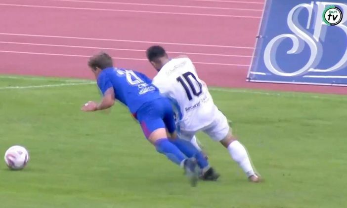 Il contrasto tra Gianola della Varesina (maglia blu) e Petrella (bianco) del Desenzano in area dalle immagini del match trasmesso da Be.Pi Tv Il contrasto tra Gianola della Varesina (maglia blu) e Petrella (bianco) del Desenzano in area dalle immagini del match trasmesso da Be.Pi Tv