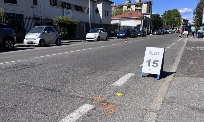 Via Crispi chiusa questa mattina per la manifestazione podistica. Sotto: alcuni bicchieri gettati a terra dai corridori
