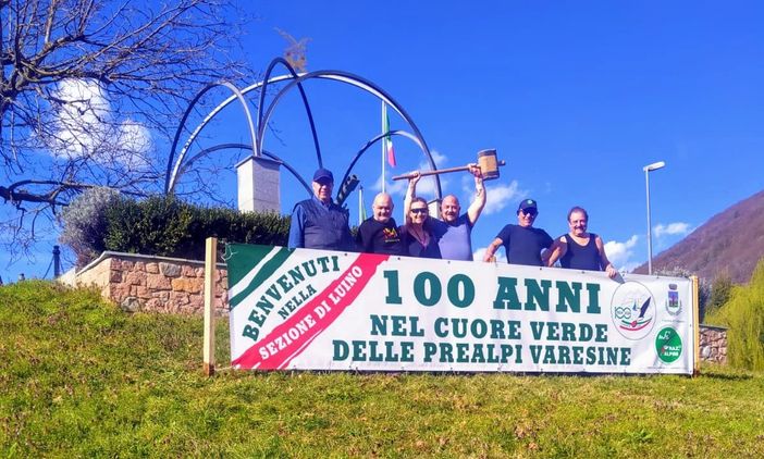 Lo striscione affisso a Ganna che dà il via ai festeggiamenti del centenario degli alpini di Luino