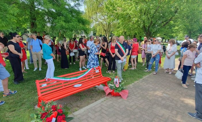 La panchina rossa a Corgeno dedicata a Teresa Stabile (foto dalla pagina Facebook del sindaco Parrino)