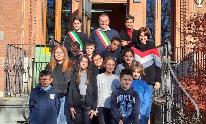 Il nuovo consiglio comunale dei ragazzi di Mornago con il sindaco Davide Tamborini Il nuovo consiglio comunale dei ragazzi di Mornago con il sindaco Davide Tamborini