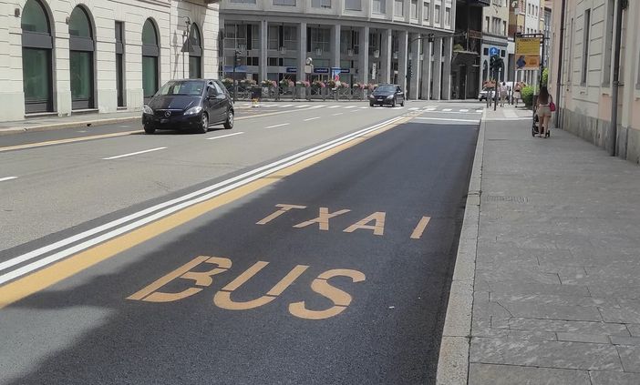 LA FOTO. Segnaletica "rimandata" in italiano: strafalcione sulla corsia dei Taxi in via Sacco