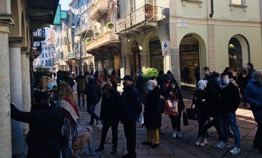 Covid, sono 700 i varesini positivi: «Massima prudenza e rispetto delle regole per un Natale sereno»