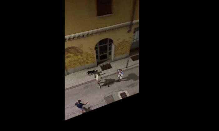 VIDEO. Via Robbioni dormitorio, l’esasperazione dei residenti: «Qui è sempre peggio»