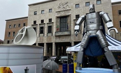 VIDEO. Capitan Acciaio sbarca in piazza Monte Grappa: i varesini premiati per la differenziata