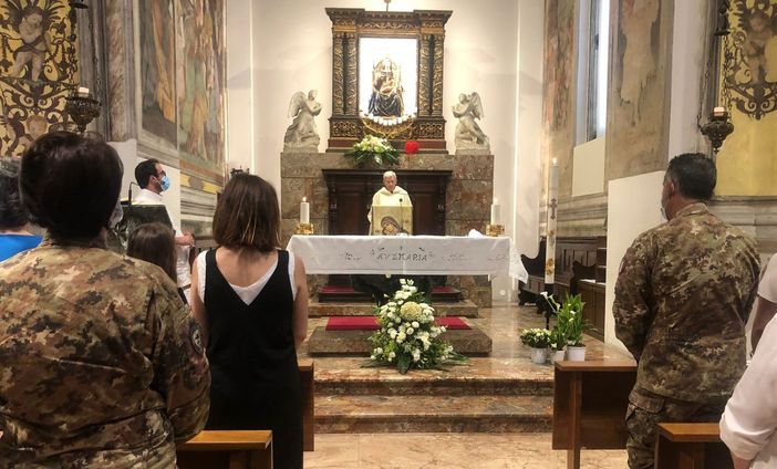 La Caritas festeggia i 70 anni di don Francesco Casati. Presenti anche i vertici militari della Ugo Mara